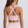 Nahtloser Super Sculpt Sport-BH mit gekreuzten Trägern in Puderrosa