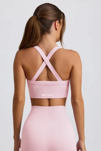 Nahtloser Super Sculpt Sport-BH mit gekreuzten Trägern in Puderrosa