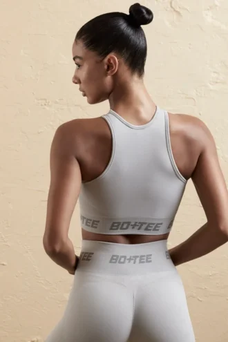 Nahtloses Crop-Top mit Racerback in Silber