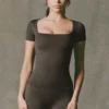 Nahtloses Super-Sculpt-T-Shirt in Braun Nahtloses Super-Sculpt-T-Shirt in Braun