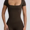 Nahtloses Super-Sculpt-T-Shirt in Braun Nahtloses Super-Sculpt-T-Shirt in Braun