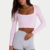 Nahtloses, weiches Rippstrick-Oberteil mit Cut-outs in Puderrosa Nahtloses, weiches Rippstrick-Oberteil mit Cut-outs in Puderrosa