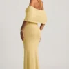Naia Bouclé-Maxikleid mit schulterfreiem Ausschnitt in Gelb Naia Bouclé-Maxikleid mit schulterfreiem Ausschnitt in Gelb