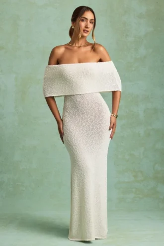 Naia Bouclé-Maxikleid mit schulterfreiem Ausschnitt in Weiß