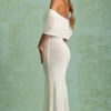 Naia Bouclé-Maxikleid mit schulterfreiem Ausschnitt in Weiß Naia Bouclé-Maxikleid mit schulterfreiem Ausschnitt in Weiß