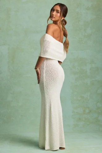 Naia Bouclé-Maxikleid mit schulterfreiem Ausschnitt in Weiß