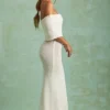 Naia Bouclé-Maxikleid mit schulterfreiem Ausschnitt in Weiß Naia Bouclé-Maxikleid mit schulterfreiem Ausschnitt in Weiß