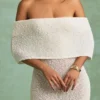 Naia Bouclé-Maxikleid mit schulterfreiem Ausschnitt in Weiß Naia Bouclé-Maxikleid mit schulterfreiem Ausschnitt in Weiß