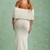 Naia Bouclé-Maxikleid mit schulterfreiem Ausschnitt in Weiß Naia Bouclé-Maxikleid mit schulterfreiem Ausschnitt in Weiß