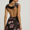 Nalini Drapiertes A-Linien-Minikleid mit offenem Rücken in schwarzem Blumenprint