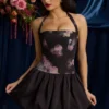 Nanala Neckholder-Minikleid mit Schnürung und Bubble-Saum in Schwarz mit Blumenprint