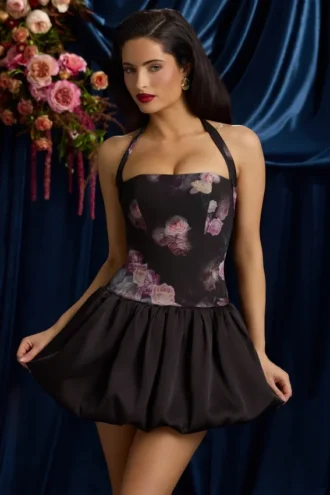 Nanala Neckholder-Minikleid mit Schnürung und Bubble-Saum in Schwarz mit Blumenprint