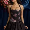 Nanala Neckholder-Minikleid mit Schnürung und Bubble-Saum in Schwarz mit Blumenprint