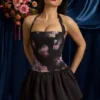 Nanala Neckholder-Minikleid mit Schnürung und Bubble-Saum in Schwarz mit Blumenprint