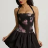 Nanala Neckholder-Minikleid mit Schnürung und Bubble-Saum in Schwarz mit Blumenprint