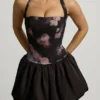 Nanala Neckholder-Minikleid mit Schnürung und Bubble-Saum in Schwarz mit Blumenprint