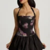 Nanala Neckholder-Minikleid mit Schnürung und Bubble-Saum in Schwarz mit Blumenprint