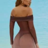 Nemba Transparentes schulterfreies Minikleid in Schokoladenbraun Nemba Transparentes schulterfreies Minikleid in Schokoladenbraun