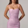 Neréa Minikleid mit Rüschen und Peekaboo-Ausschnitt in Rosa Neréa Minikleid mit Rüschen und Peekaboo-Ausschnitt in Rosa