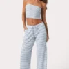 Niedrige Hose aus geripptem Jersey mit blauen Streifen Niedrige Hose aus geripptem Jersey mit blauen Streifen