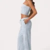 Niedrige Hose aus geripptem Jersey mit blauen Streifen Niedrige Hose aus geripptem Jersey mit blauen Streifen