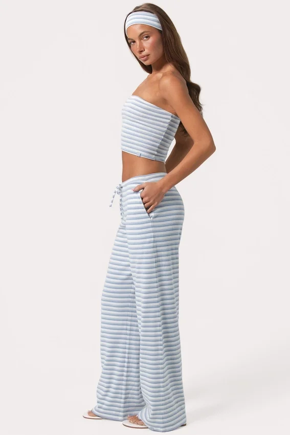 Niedrige Hose aus geripptem Jersey mit blauen Streifen Niedrige Hose aus geripptem Jersey mit blauen Streifen