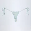 Nieva String-Bikinihose mit seitlichen Bändern in Blau mit Blumenmuster Nieva String-Bikinihose mit seitlichen Bändern in Blau mit Blumenmuster