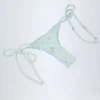 Nieva String-Bikinihose mit seitlichen Bändern in Blau mit Blumenmuster Nieva String-Bikinihose mit seitlichen Bändern in Blau mit Blumenmuster