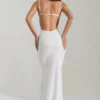 Nivalis verziertes Maxikleid mit Wasserfallausschnitt und rückenfreiem Design in Weiß