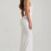 Nivalis verziertes Maxikleid mit Wasserfallausschnitt und rückenfreiem Design in Weiß