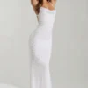 Nivalis verziertes Maxikleid mit Wasserfallausschnitt und rückenfreiem Design in Weiß