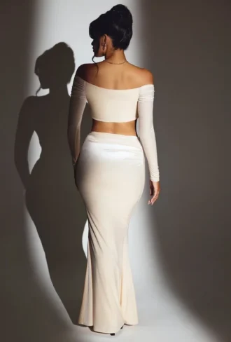 Adele Velvet Off-Shoulder Ruched Crop Top in Elfenbein