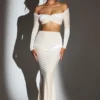 Adele Velvet Off-Shoulder Ruched Crop Top in Elfenbein Adele Velvet Off-Shoulder Ruched Crop Top in Elfenbein