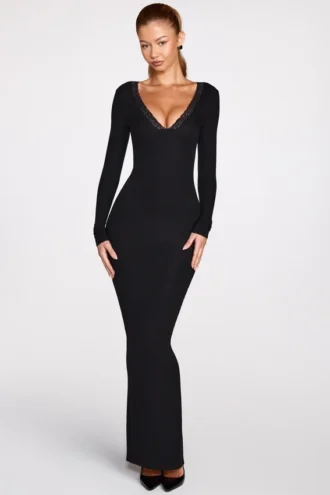 Noa – Langärmliges Maxikleid mit tiefem Ausschnitt aus geripptem Modal in Schwarz