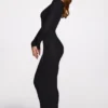 Noa – Langärmliges Maxikleid mit tiefem Ausschnitt aus geripptem Modal in Schwarz Noa – Langärmliges Maxikleid mit tiefem Ausschnitt aus geripptem Modal in Schwarz