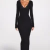 Noa – Langärmliges Maxikleid mit tiefem Ausschnitt aus geripptem Modal in Schwarz Noa – Langärmliges Maxikleid mit tiefem Ausschnitt aus geripptem Modal in Schwarz