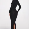 Noa – Langärmliges Maxikleid mit tiefem Ausschnitt aus geripptem Modal in Schwarz Noa – Langärmliges Maxikleid mit tiefem Ausschnitt aus geripptem Modal in Schwarz