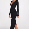 Noa – Langärmliges Maxikleid mit tiefem Ausschnitt aus geripptem Modal in Schwarz Noa – Langärmliges Maxikleid mit tiefem Ausschnitt aus geripptem Modal in Schwarz