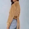 Noelie Kurzjacke aus Kunstwildleder mit Gürtel in Tan Noelie Kurzjacke aus Kunstwildleder mit Gürtel in Tan