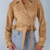 Noelie Kurzjacke aus Kunstwildleder mit Gürtel in Tan Noelie Kurzjacke aus Kunstwildleder mit Gürtel in Tan