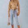 Noelie Kurzjacke aus Kunstwildleder mit Gürtel in Tan Noelie Kurzjacke aus Kunstwildleder mit Gürtel in Tan