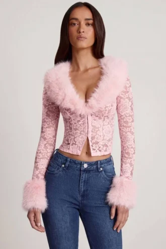 Noemy – Transparenter Cardigan aus Spitze mit Kunstfellbesatz in Rosa