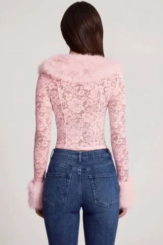 Noemy – Transparenter Cardigan aus Spitze mit Kunstfellbesatz in Rosa