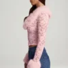 Noemy – Transparenter Cardigan aus Spitze mit Kunstfellbesatz in Rosa Noemy – Transparenter Cardigan aus Spitze mit Kunstfellbesatz in Rosa
