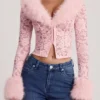 Noemy – Transparenter Cardigan aus Spitze mit Kunstfellbesatz in Rosa Noemy – Transparenter Cardigan aus Spitze mit Kunstfellbesatz in Rosa