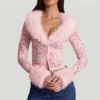 Noemy – Transparenter Cardigan aus Spitze mit Kunstfellbesatz in Rosa Noemy – Transparenter Cardigan aus Spitze mit Kunstfellbesatz in Rosa