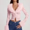 Noemy – Transparenter Cardigan aus Spitze mit Kunstfellbesatz in Rosa Noemy – Transparenter Cardigan aus Spitze mit Kunstfellbesatz in Rosa