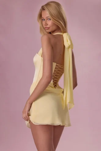 Nola Satin-Minikleid mit Drapierung in Buttergelb