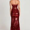 Nottola 3D-verziertes Bandeau-Maxikleid in Rot Nottola 3D-verziertes Bandeau-Maxikleid in Rot