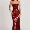 Nottola 3D-verziertes Bandeau-Maxikleid in Rot Nottola 3D-verziertes Bandeau-Maxikleid in Rot